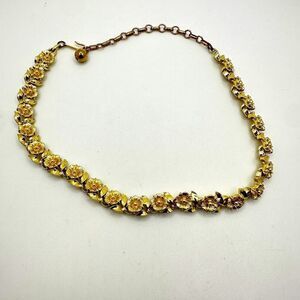 ~16" Vintage LISNER gold tone metal flower necklace!